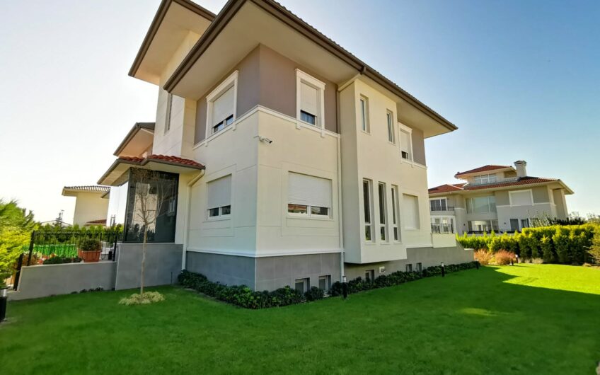 Luxury villas within the most famous marina in Istanbul